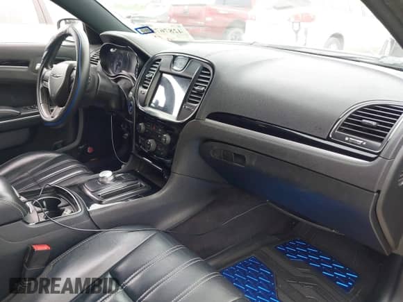 2017 Chrysler 300 S с VIN 2C3CCABG6HH616172, выставлен на аукционе IAAI как лот 42876757 с пробегом 182 608 миль миль и . История ставок и продаж доступна на DreamBid. Изображение 5.