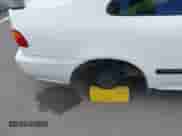 1993 Honda Civic z VIN 1HGEJ1161PL052453, wystawiony jako IAAI lot #41915593 z przebiegiem 298 387 mil mil oraz . Historia ofert i sprzedaży dostępna na DreamBid. Obrazek 13.