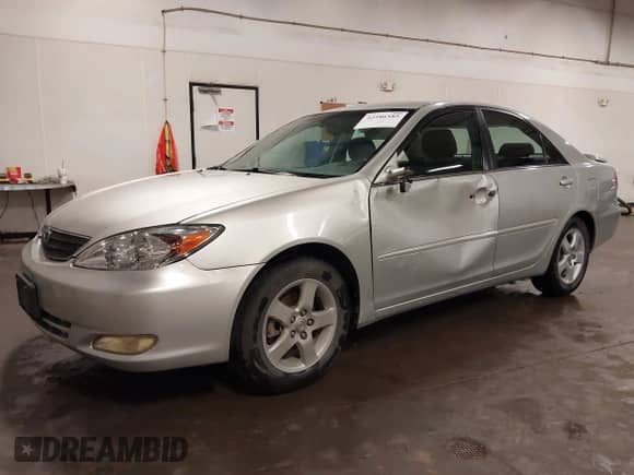 2002 Toyota Camry LE z VIN 4T1BE32K02U033310, wystawiony jako IAAI lot #42586585 z przebiegiem 154 658 mil mil oraz . Historia ofert i sprzedaży dostępna na DreamBid. Obrazek 2.