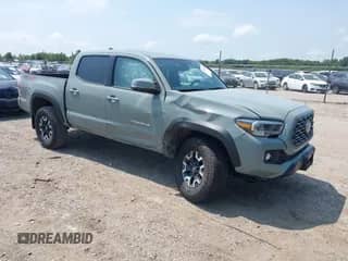 2023 Toyota Tacoma SR z VIN 3TMCZ5AN7PM633256, wystawiony jako IAAI lot #42964037 z przebiegiem 14 422 mil mil oraz . Historia ofert i sprzedaży dostępna na DreamBid. Obrazek 1.