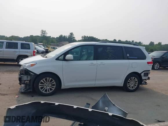 2014 Toyota Sienna XLE с VIN 5TDYK3DC9ES410514, выставлен на аукционе IAAI как лот 42905242 с пробегом 320 595 миль миль и . История ставок и продаж доступна на DreamBid. Изображение 15.