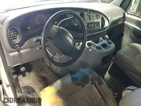 2001 Ford Econoline Cargo z VIN 1FTRE14221HA05990, wystawiony jako Copart lot #81243185 z przebiegiem 178 043 mil mil oraz Szkoda całkowita • Salvage title. Historia ofert i sprzedaży dostępna na DreamBid. Obrazek 8.