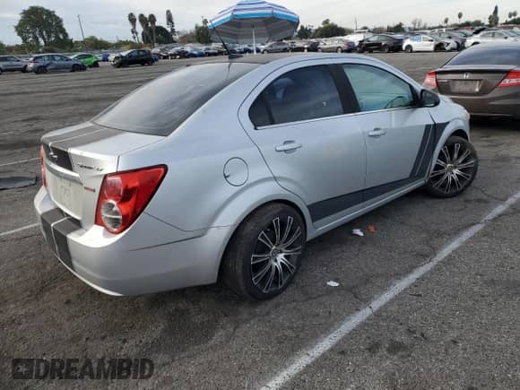 2012 Chevrolet Sonic LT z VIN 1G1JD5SB5C4180537, wystawiony jako Copart lot #86329704 z przebiegiem 134 506 mil mil oraz Szkoda całkowita • Salvage title. Historia ofert i sprzedaży dostępna na DreamBid. Obrazek 3.