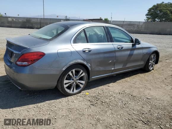 2017 Mercedes-Benz C 350e с VIN 55SWF4HB9HU233747, выставлен на аукционе Copart как лот 71305354 с пробегом 82 978 миль миль и Списание • Salvage title. История ставок и продаж доступна на DreamBid. Изображение 3.