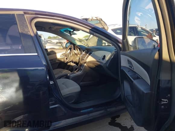 2014 Chevrolet Cruze 1LT z VIN 1G1PC5SB0E7306270, wystawiony jako IAAI lot #43335671 z przebiegiem 125 429 mil mil oraz . Historia ofert i sprzedaży dostępna na DreamBid. Obrazek 5.