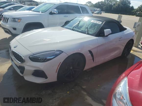 2021 BMW Z4 sDrive30i z VIN WBAHF3C09MWX24087, wystawiony jako Copart lot #73919214 z przebiegiem Nie podano mil oraz Szkoda całkowita • Salvage title. Historia ofert i sprzedaży dostępna na DreamBid. Obrazek 1.