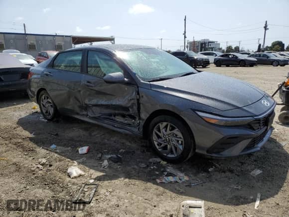 2024 Hyundai Elantra z VIN KMHLM4DJ0RU104775, wystawiony jako Copart lot #50542915 z przebiegiem 70 439 mil mil oraz Szkoda całkowita • Salvage title. Historia ofert i sprzedaży dostępna na DreamBid. Obrazek 4.