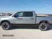 2024 Ram 1500 Rebel z VIN 1C6SRFLT0RN223654, wystawiony jako IAAI lot #41845768 z przebiegiem 30 465 mil mil oraz . Historia ofert i sprzedaży dostępna na DreamBid. Obrazek 14.