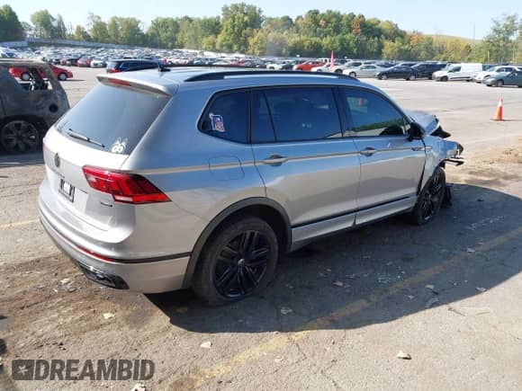 2022 Volkswagen Tiguan SE R-Line Black с VIN 3VV8B7AX0NM015055, выставлен на аукционе IAAI как лот 43229006 с пробегом 26 141 миль миль и . История ставок и продаж доступна на DreamBid. Изображение 4.