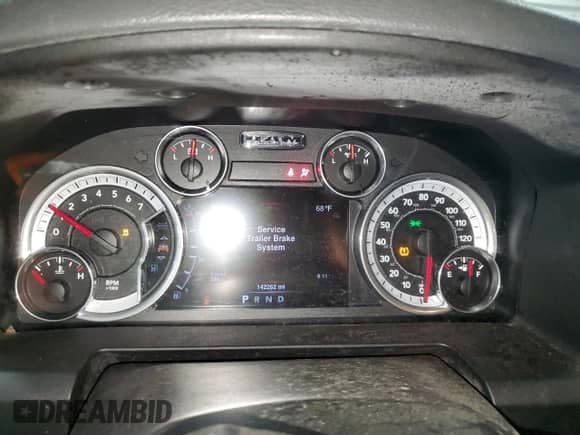 2016 Ram 1500 Big Horn z VIN 3C6RR7LT8GG213982, wystawiony jako Copart lot #61257965 z przebiegiem 142 262 mil mil oraz Szkoda całkowita • Salvage title. Historia ofert i sprzedaży dostępna na DreamBid. Obrazek 9.