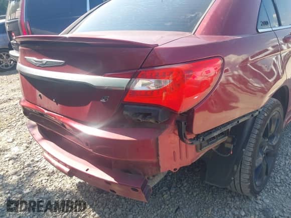 2014 Chrysler 200 Touring z VIN 1C3CCBBG4EN178616, wystawiony jako IAAI lot #42997195 z przebiegiem 122 647 mil mil oraz . Historia ofert i sprzedaży dostępna na DreamBid. Obrazek 13.