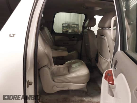 2010 Chevrolet Suburban LT z VIN 1GNUKJE32AR272865, wystawiony jako IAAI lot #43260380 z przebiegiem 167 294 mil mil oraz . Historia ofert i sprzedaży dostępna na DreamBid. Obrazek 8.