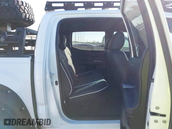 2023 Toyota Tacoma SR5 z VIN 3TMAZ5CN8PM202199, wystawiony jako IAAI lot #43493367 z przebiegiem 6 729 mil mil oraz . Historia ofert i sprzedaży dostępna na DreamBid. Obrazek 8.
