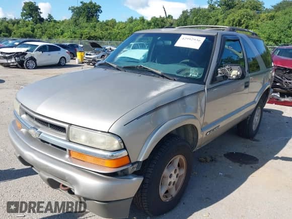 2000 Chevrolet Blazer LS z VIN 1GNCT18W6YK284227, wystawiony jako IAAI lot #42992936 z przebiegiem 155 138 mil mil oraz . Historia ofert i sprzedaży dostępna na DreamBid. Obrazek 17.