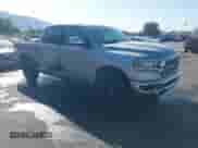 2019 Ram 1500 Laramie z VIN 1C6SRFJTXKN516700, wystawiony jako IAAI lot #43223624 z przebiegiem 75 378 mil mil oraz . Historia ofert i sprzedaży dostępna na DreamBid. Obrazek 1.