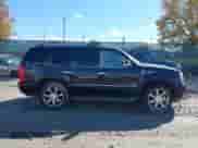 2011 Cadillac Escalade Luxury z VIN 1GYS4BEF2BR359686, wystawiony jako IAAI lot #43519714 z przebiegiem 216 769 mil mil oraz . Historia ofert i sprzedaży dostępna na DreamBid. Obrazek 13.