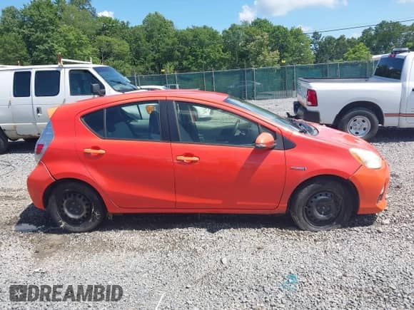 2012 Toyota Prius One z VIN JTDKDTB38C1017620, wystawiony jako IAAI lot #42647343 z przebiegiem 146 011 mil mil oraz . Historia ofert i sprzedaży dostępna na DreamBid. Obrazek 14.