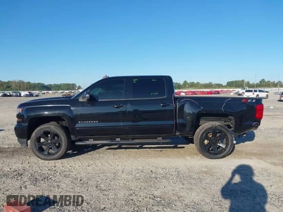 2018 Chevrolet Silverado 1500 LT z VIN 3GCUKRECXJG276511, wystawiony jako IAAI lot #43460009 z przebiegiem 151 453 mil mil oraz . Historia ofert i sprzedaży dostępna na DreamBid. Obrazek 14.