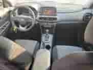 2020 Hyundai Kona SEL z VIN KM8K2CAA6LU580066, wystawiony jako Copart lot #71498135 z przebiegiem 32 186 mil mil oraz Szkoda całkowita • Salvage title. Historia ofert i sprzedaży dostępna na DreamBid. Obrazek 8.