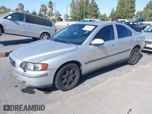 2002 Volvo S60 с VIN YV1RH58D622109553, выставлен на аукционе IAAI как лот 43141011 с пробегом 227 403 миль миль и . История ставок и продаж доступна на DreamBid. Изображение 2.