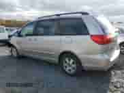 2010 Toyota Sienna CE с VIN 5TDKK4CC1AS289727, выставлен на аукционе Copart как лот 89536445 с пробегом 177 097 миль миль и Списание • Salvage title. История ставок и продаж доступна на DreamBid. Изображение 2.