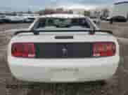 2005 Ford Mustang Deluxe z VIN 1ZVFT80N955112878, wystawiony jako Copart lot #87415465 z przebiegiem 128 461 mil mil oraz Szkoda całkowita • Salvage title. Historia ofert i sprzedaży dostępna na DreamBid. Obrazek 6.
