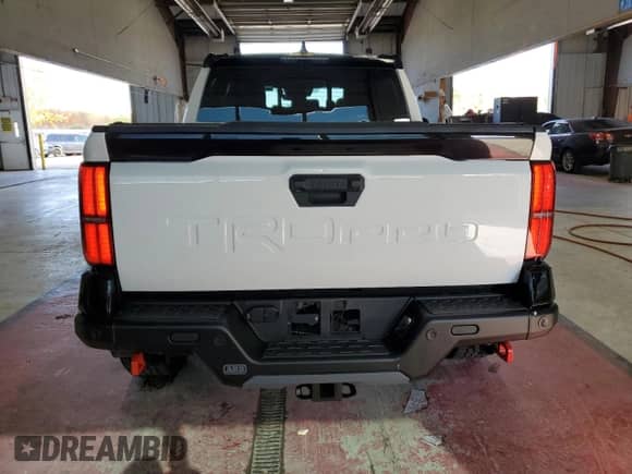 2025 Toyota Tacoma TRD Sport Hybrid z VIN 3TYLC5LN8ST022034, wystawiony jako Copart lot #85674425 z przebiegiem 6 920 mil mil oraz Szkoda całkowita • Salvage title. Historia ofert i sprzedaży dostępna na DreamBid. Obrazek 6.