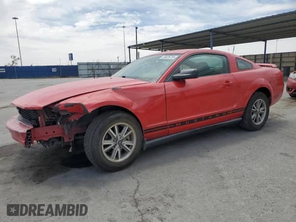 2005 Ford Mustang Deluxe z VIN 1ZVFT80N355166192, wystawiony jako Copart lot #64968905 z przebiegiem 154 695 mil mil oraz Szkoda całkowita • Salvage title. Historia ofert i sprzedaży dostępna na DreamBid. Obrazek 1.