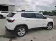 2022 Jeep Compass Latitude z VIN 3C4NJCBB8NT138205, wystawiony jako Copart lot #60247585 z przebiegiem 51 703 mil mil oraz Szkoda całkowita • Salvage title. Historia ofert i sprzedaży dostępna na DreamBid. Obrazek 3.