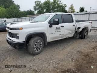 2024 Chevrolet Silverado 2500HD Custom с VIN 1GC4YMEY4RF115355, выставлен на аукционе Copart как лот 67440845 с пробегом 54 071 миль миль и Списание • Salvage title. История ставок и продаж доступна на DreamBid. Изображение 1.