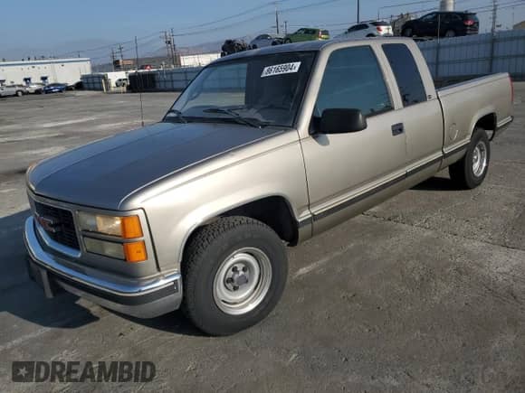 1998 GMC Sierra 1500 z VIN 1GTEC19M7WR513663, wystawiony jako Copart lot #86165904 z przebiegiem 147 608 mil mil oraz Czysty tytuł • Clean title. Historia ofert i sprzedaży dostępna na DreamBid. Obrazek 1.