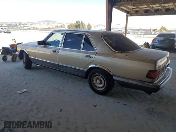 1984 Mercedes-Benz 500 с VIN WDBCA37A9EA045724, выставлен на аукционе Copart как лот 61617295 с пробегом 326 624 миль миль и Чистый • Clean title. История ставок и продаж доступна на DreamBid. Изображение 2.