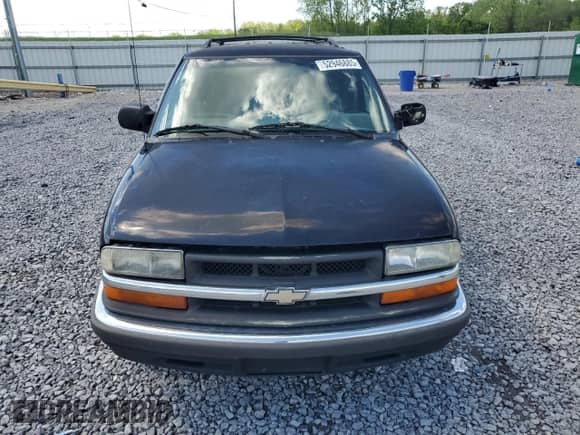 2000 Chevrolet Blazer LS z VIN 1GNCS13W3Y2297205, wystawiony jako Copart lot #52946885 z przebiegiem 204 232 mil mil oraz Szkoda całkowita • Salvage title. Historia ofert i sprzedaży dostępna na DreamBid. Obrazek 5.