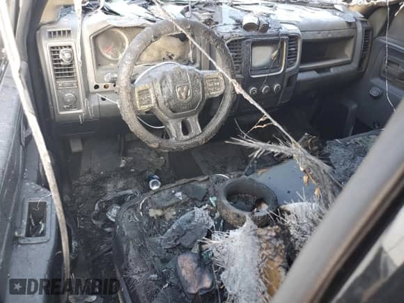 2017 Ram 1500 Express z VIN 3C6JR6AT0HG687324, wystawiony jako Copart lot #68564524 z przebiegiem Nie podano mil oraz Nie do naprawy • Non repairable. Historia ofert i sprzedaży dostępna na DreamBid. Obrazek 8.