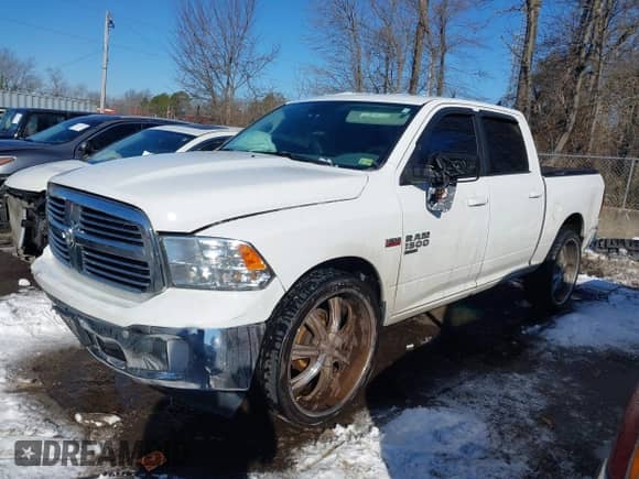 2019 Ram 1500 Big Horn z VIN 1C6RR7LT2KS549869, wystawiony jako IAAI lot #41331191 z przebiegiem 92 268 mil mil oraz . Historia ofert i sprzedaży dostępna na DreamBid. Obrazek 17.