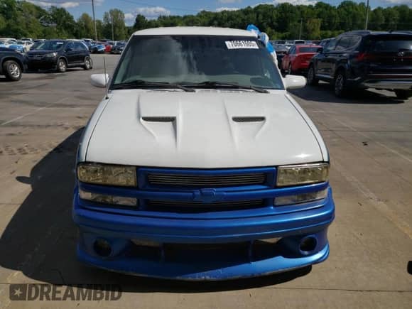 2001 Chevrolet Blazer LS z VIN 1GNCS18W31K242316, wystawiony jako Copart lot #70661605 z przebiegiem 117 135 mil mil oraz Czysty tytuł • Clean title. Historia ofert i sprzedaży dostępna na DreamBid. Obrazek 5.