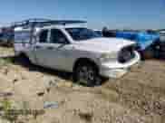 2013 Ram 1500 Tradesman z VIN 1C6RR7FP6DS645313, wystawiony jako Copart lot #57781625 z przebiegiem 299 001 mil mil oraz Szkoda całkowita • Salvage title. Historia ofert i sprzedaży dostępna na DreamBid. Obrazek 4.