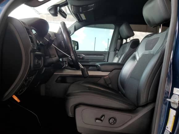 2020 Ram 1500 Lone Star z VIN 1C6RREFT7LN371814, wystawiony jako Copart lot #69190845 z przebiegiem Nie podano mil oraz Szkoda całkowita • Salvage title. Historia ofert i sprzedaży dostępna na DreamBid. Obrazek 7.