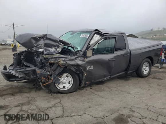 2017 Ram 1500 Tradesman z VIN 1C6RR7FGXHS545916, wystawiony jako Copart lot #50322525 z przebiegiem 62 924 mil mil oraz Szkoda całkowita • Salvage title. Historia ofert i sprzedaży dostępna na DreamBid. Obrazek 1.