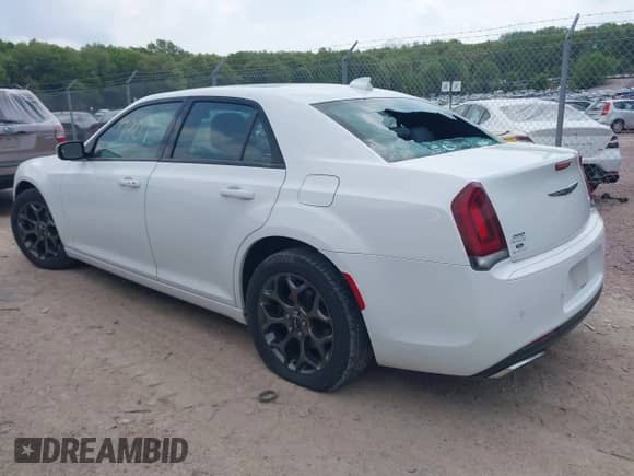 2015 Chrysler 300 S с VIN 2C3CCAGG1FH892300, выставлен на аукционе IAAI как лот 42277909 с пробегом 102 538 миль миль и . История ставок и продаж доступна на DreamBid. Изображение 3.