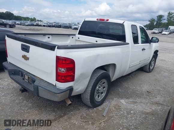 2011 Chevrolet Silverado 1500 LT z VIN 1GCRCSEA0BZ132671, wystawiony jako IAAI lot #43030753 z przebiegiem 107 371 mil mil oraz . Historia ofert i sprzedaży dostępna na DreamBid. Obrazek 4.