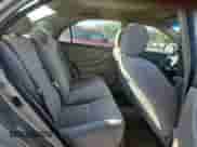 2005 Toyota Corolla LE z VIN 1NXBR32E55Z498393, wystawiony jako Copart lot #80367135 z przebiegiem 277 881 mil mil oraz Szkoda całkowita • Salvage title. Historia ofert i sprzedaży dostępna na DreamBid. Obrazek 10.