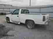 1989 GMC Sierra 1500 z VIN 1GTDC14K0KZ509336, wystawiony jako Copart lot #49060915 z przebiegiem 143 685 mil mil oraz Czysty tytuł • Clean title. Historia ofert i sprzedaży dostępna na DreamBid. Obrazek 2.