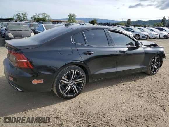 2019 Volvo S60 R-Design z VIN 7JRBR0FM1KG018303, wystawiony jako Copart lot #52407605 z przebiegiem 62 274 mil mil oraz Szkoda całkowita • Salvage title. Historia ofert i sprzedaży dostępna na DreamBid. Obrazek 3.
