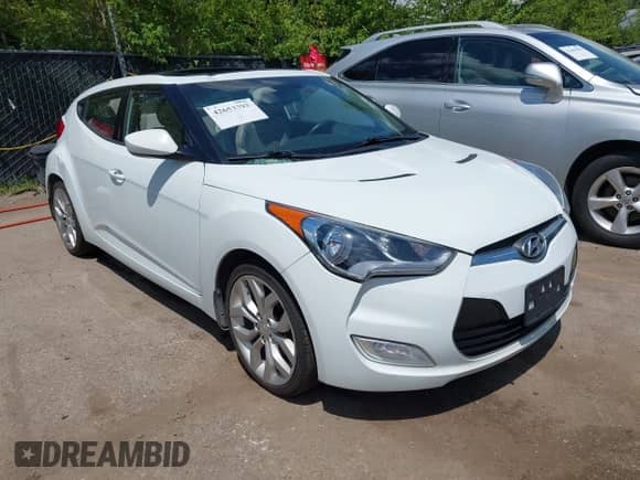 2013 Hyundai Veloster w/Black Int z VIN KMHTC6AD5DU113297, wystawiony jako IAAI lot #42653393 z przebiegiem 102 336 mil mil oraz . Historia ofert i sprzedaży dostępna na DreamBid. Obrazek 1.
