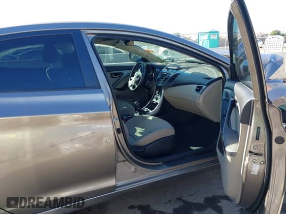 2015 Hyundai Elantra SE z VIN 5NPDH4AE2FH606617, wystawiony jako IAAI lot #43347992 z przebiegiem 110 281 mil mil oraz . Historia ofert i sprzedaży dostępna na DreamBid. Obrazek 5.