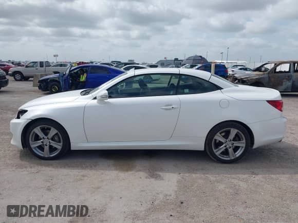 2012 Lexus IS 250 C z VIN JTHFF2C28C2526045, wystawiony jako IAAI lot #42447220 z przebiegiem 107 864 mil mil oraz . Historia ofert i sprzedaży dostępna na DreamBid. Obrazek 14.