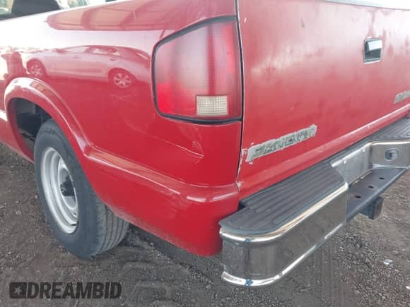 1995 Chevrolet S-10 with VIN 1GCCS1444S8247908, listed as a IAAI auction lot 40120441 with 97,635 mi miles and . Bid and sale history available at DreamBid. Image 6.