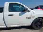 2019 Ram 1500 Tradesman z VIN 3C6JR6DT7KG546768, wystawiony jako IAAI lot #43206265 z przebiegiem 127 478 mil mil oraz . Historia ofert i sprzedaży dostępna na DreamBid. Obrazek 13.