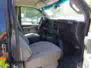 2018 Chevrolet Express Passenger LT z VIN 1GAZGPFG2J1320909, wystawiony jako IAAI lot #42332001 z przebiegiem 89 732 mil mil oraz . Historia ofert i sprzedaży dostępna na DreamBid. Obrazek 5.